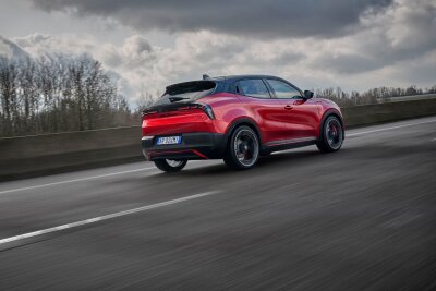 Alfa Romeo Junior Veloce: Kleiner SUV mit großer Leistung - Das Top-Modell Veloce des Junior verfügt über eine E-Maschine mit 206 kW/280 PS, eine hohe Beschleunigung und eine sportliche Fahrwerksabstimmung.