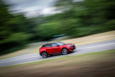 Alfa Romeo Junior Veloce: Kleiner SUV mit großer Leistung - Trotz seiner Leistungsfähigkeit auf Landstraßen fällt der Alfa Romeo Junior an der Ladesäule durch die vergleichsweise niedrige Ladeleistung und Normreichweite ab.