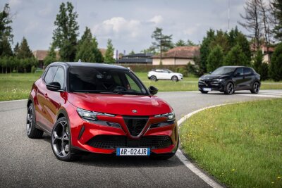 Alfa Romeo Junior Veloce: Kleiner SUV mit großer Leistung - Trotz der Nutzung eines bekannten Baukastens gelingt es Alfa Romeo dank des einzigartigen Veloce-Modells, den Junior als besonderes Fahrzeug in seiner Klasse zu positionieren.