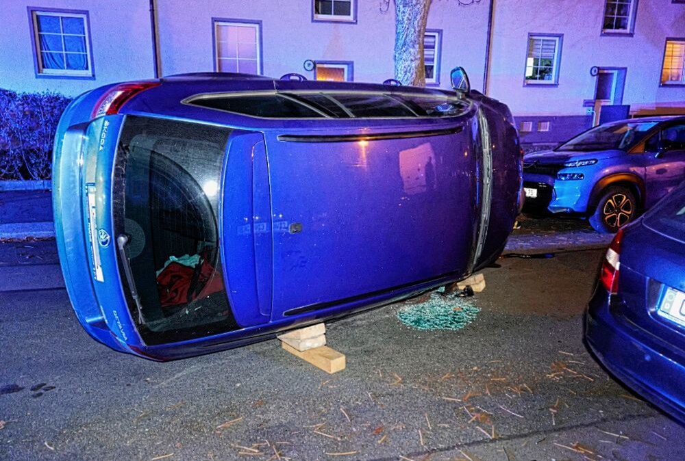 Alkoholisierter Autofahrer in Chemnitz verursacht Unfall und kippt mit Wagen um - Der Fahrer des PKW Skoda wollte von der Charlottenstraße nach rechts in die Pfarrstraße abbiegen, wobei er die Kontrolle über seinen PKW verloren hat und auf die Seite kippte. Foto: Harry Härtel