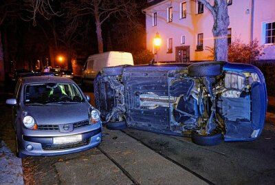 Alkoholisierter Autofahrer in Chemnitz verursacht Unfall und kippt mit Wagen um - Der Fahrer des PKW Skoda wollte von der Charlottenstraße nach rechts in die Pfarrstraße abbiegen, wobei er die Kontrolle über seinen PKW verloren hat und auf die Seite kippte. Foto: Harry Härtel