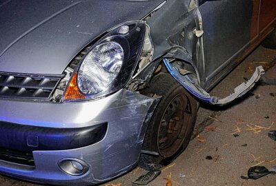 Alkoholisierter Autofahrer in Chemnitz verursacht Unfall und kippt mit Wagen um - Bei dem Unfall beschädigte der Fahrer einen parkenden PKW Nissan. Foto: Harry Härtel