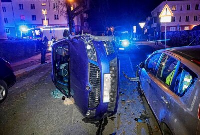 Alkoholisierter Autofahrer in Chemnitz verursacht Unfall und kippt mit Wagen um - Der Fahrer des PKW Skoda wollte von der Charlottenstraße nach rechts in die Pfarrstraße abbiegen, wobei er die Kontrolle über seinen PKW verloren hat und auf die Seite kippte. Foto: Harry Härtel