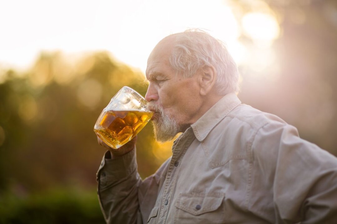 Alkoholkonsum erhöht Sterberisiko für Menschen ab 60 Jahren - Ältere Menschen, die regelmäßig Alkohol trinken, haben ein erhöhtes Sterberisiko.