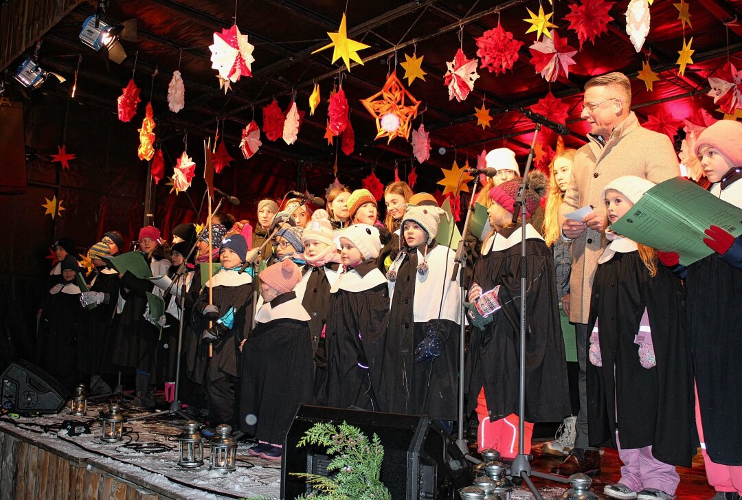 Alle Jahre wieder: Marienberger Weihnachtsmarkt mit Eisarena - Am 27. November um 18 Uhr wird in Marienberg der Weihnachtsmarkt eröffnet. Foto: Jana Kretzschmann