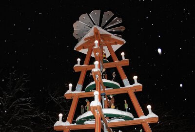 Alle Jahre wieder: Marienberger Weihnachtsmarkt mit Eisarena - Mit etwas Glück dreht sich vielleicht auch die Pyramide bei sachtem Flockenfall. Foto: Jana Kretzschmann