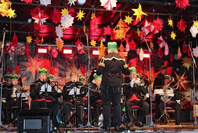 Alle Jahre wieder: Marienberger Weihnachtsmarkt mit Eisarena - Traditionelle Weihnachtsmusik gibt's auf der Bühne auf dem Markt. Foto: Jana Kretzschmann