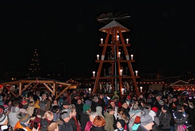 Alle Jahre wieder: Marienberger Weihnachtsmarkt mit Eisarena - Kurz nach 18 Uhr erteilt der Oberbürgermeister das Signal "Licht an". Foto: Jana Kretzschmann