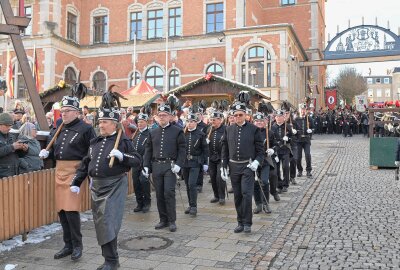 Alle Termine für die sächsischen Bergparaden 2024 - Die Bergparade des Sächsischen Landesverbandes der Bergmanns-, Hütten- und Knappenvereine gehörte zu den Höhepunkten beim Stollberger Weihnachtsmarkt 2023. Foto: Ralf Wendland