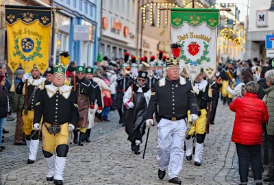 Alle Termine für die sächsischen Bergparaden 2024 - Die Bergbrüderschaften auf dem Weg zum Weihnachtsmarkt Auerbach im vergangenen Jahr. Foto: Thomas Voigt