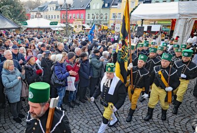 Alle Termine für die sächsischen Bergparaden 2024 - Dicht gedrängt verfolgten die Schaulustigen den Ausmarsch der Traditionsvereine in Auerbach 2023. Foto: Thomas Voigt