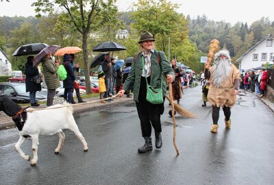 Alles kommt vom Bergwerk her: Festumzug mit Bergparade im Erzgebirge - Der Festumzug wurde mit Bildern der Erstbesiedlung angeführt. Foto: Jana Kretzschmann