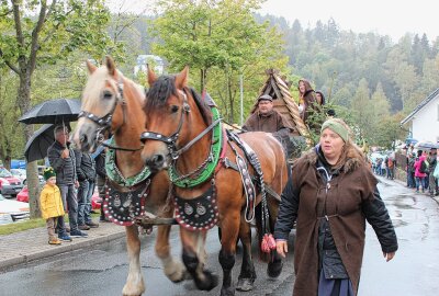 Alles kommt vom Bergwerk her: Festumzug mit Bergparade im Erzgebirge - Es folgten die Anfänge des Bergbaus. Foto: Jana Kretzschmann