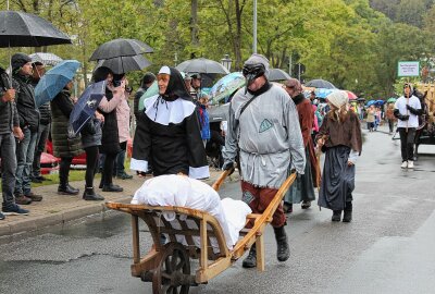 Alles kommt vom Bergwerk her: Festumzug mit Bergparade im Erzgebirge - Auch an die schlimmen Zeiten der Pest wurde im Festumzug erinnert. Foto: Jana Kretzschmann