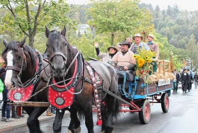 Alles kommt vom Bergwerk her: Festumzug mit Bergparade im Erzgebirge - Vom Bergmann zum Bauern - so ein weiterer Zeitabschnitt in der Historie von Pobershau. Foto: Jana Kretzschmann