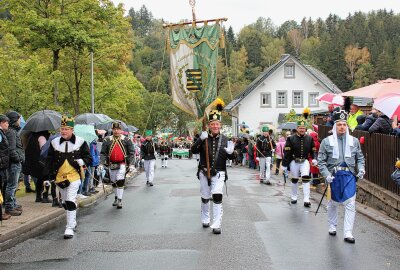 Alles kommt vom Bergwerk her: Festumzug mit Bergparade im Erzgebirge - Es folgte die Große Bergparade, angeführt vom Sächsischen Landesverband im Bund Deutscher Bergmanns-, Hütten- und Knappenvereine. Foto: Jana Kretzschmann