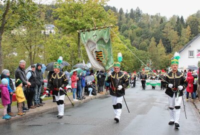 Alles kommt vom Bergwerk her: Festumzug mit Bergparade im Erzgebirge - Angereist waren zahlreiche Vereine - hier der Knappenverein Altenberg. Foto: Jana Kretzschmann