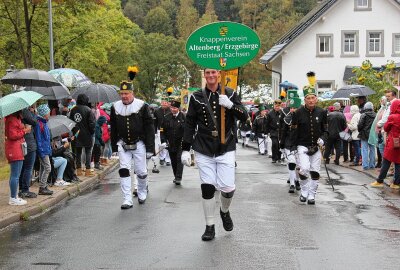 Alles kommt vom Bergwerk her: Festumzug mit Bergparade im Erzgebirge - Natürlich stattete auch das Herzogspaar dem 14. Pobershauer Bergfest einen Besuch ab. Foto: Jana Kretzschmann