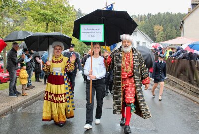 Alles kommt vom Bergwerk her: Festumzug mit Bergparade im Erzgebirge - Das Abschlusskonzert fand im Wildsbergstadion statt. Foto: Jana Kretzschmann