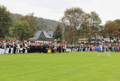 Alles kommt vom Bergwerk her: Festumzug mit Bergparade im Erzgebirge - Die fünf Strophen des Steigerliedes sangen Klein und Groß begeistert mit. Foto: Jana Kretzschmann