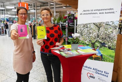 Allianz für Menschen mit Demenz setzt im Erzgebirge wichtige Zeichen - Kerstin Klöppel (links) und Sandy Neldner hatte an ihrem Info-Stand auch Erinnerungskarten, die Menschen mit Demenz helfen, im Alltag zurechtzukommen. Foto: Andreas Bauer