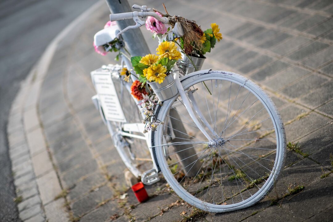 Allianz: Gefahr durch Last- und Lieferverkehr in den Städten - Gedenken an eine von einem abbiegenden Lkw überfahrene Radfahrerin. (Symbolbild)