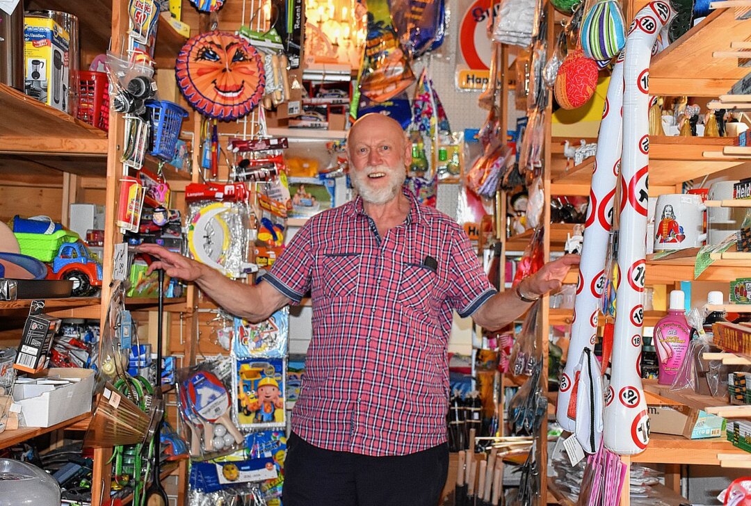 Allround-Shop im Erzgebirge: Inhaber ist mit 79 noch immer für die Kunden da - In seinem Allround-Shop bietet Rainer Mai ausgefallene Waren an. Foto: Maik Bohn Pixelmobil