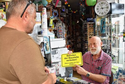 Allround-Shop im Erzgebirge: Inhaber ist mit 79 noch immer für die Kunden da - In seinem Allround-Shop bietet er ausgefallene Waren an. Foto: Maik Bohn Pixelmobil