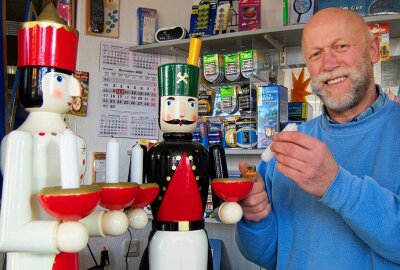 Allround-Shop im Erzgebirge: Inhaber ist mit 79 noch immer für die Kunden da - In seinem Allround-Shop bietet er ausgefallene Waren an. Foto: Maik Bohn Pixelmobil