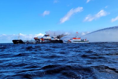 Als es zuletzt schon auf Nord- und Ostsee brannte - Kampf gegen die Flammen: Seenotretter gehen gegen den Brand auf dem Küstentankschiff "Annika" vor.