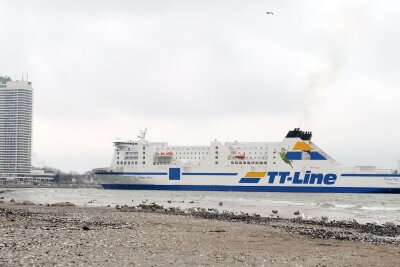 Als es zuletzt schon auf Nord- und Ostsee brannte - Als die "Peter Pan" 2019 in den Hafen von Travemünde einfährt, ist das Feuer schon gelöscht. (Archivbild)