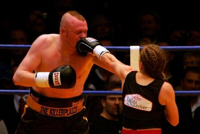 Als Gottschalk über Raab-Comeback nachdenkt, übt er plötzlich Selbstkritik - Stefan Raab steigt zum dritten Mal gegen Regina Halmich in den Ring.