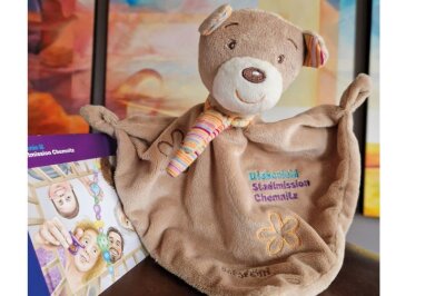 Der knuddelige Schmuseteddy ist das Begrüßungsgeschenk für neugeborene Kinder von Mitarbeiter:innen der Stadtmission