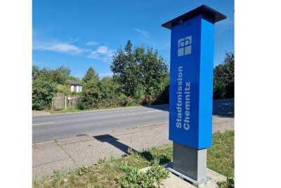 Blaue Säulen wie diese machen überall im Stadtgebiet auf Einrichtungen der Stadtmission aufmerksam.