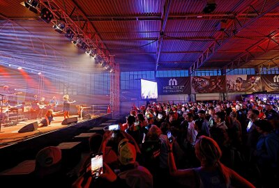 Am Sachsenring gibt es mehr als nur Motorsport - Livemusik in der Karthalle gehört fest zum Rahmenprogramm des Grand Prix. Foto: Markus Pfeifer