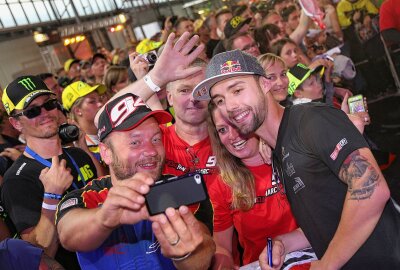 Am Sachsenring gibt es mehr als nur Motorsport - In der Karthalle können Fans mit etwas Glück besondere Erinnerungsfotos machen. Foto: Markus Pfeifer