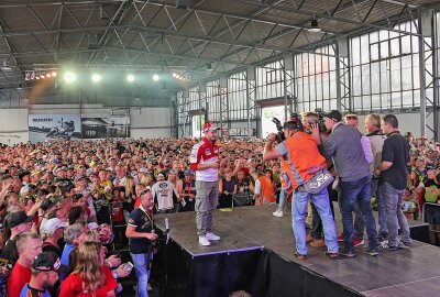 Am Sachsenring gibt es mehr als nur Motorsport - Wenn die Stars der Szene den Kontakt zu den Fans suchen, sind auch die Profifotografen nicht weit. Foto: Markus Pfeifer