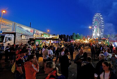 Am Sachsenring gibt es mehr als nur Motorsport - An der Karthalle gibt es wieder ein Riesenrad für imposante "Höhenflüge". Foto Markus Pfeifer