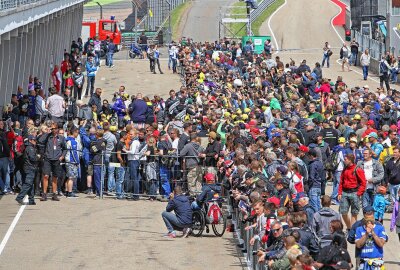 Am Sachsenring gibt es mehr als nur Motorsport - Am Donnerstag vor dem Rennen wird die Boxengasse wieder ein Besuchermagnet sein. Foto: Markus Pfeifer