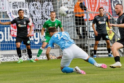 Am Sonntag noch als Gegner in Chemnitz: Dieser Erfurter kommt zum CFC - Artur Mergel (ganz rechts), hier im Zweikampf mit Jan Koch, wechselt zum Chemnitzer FC. Foto: Harry Härtel