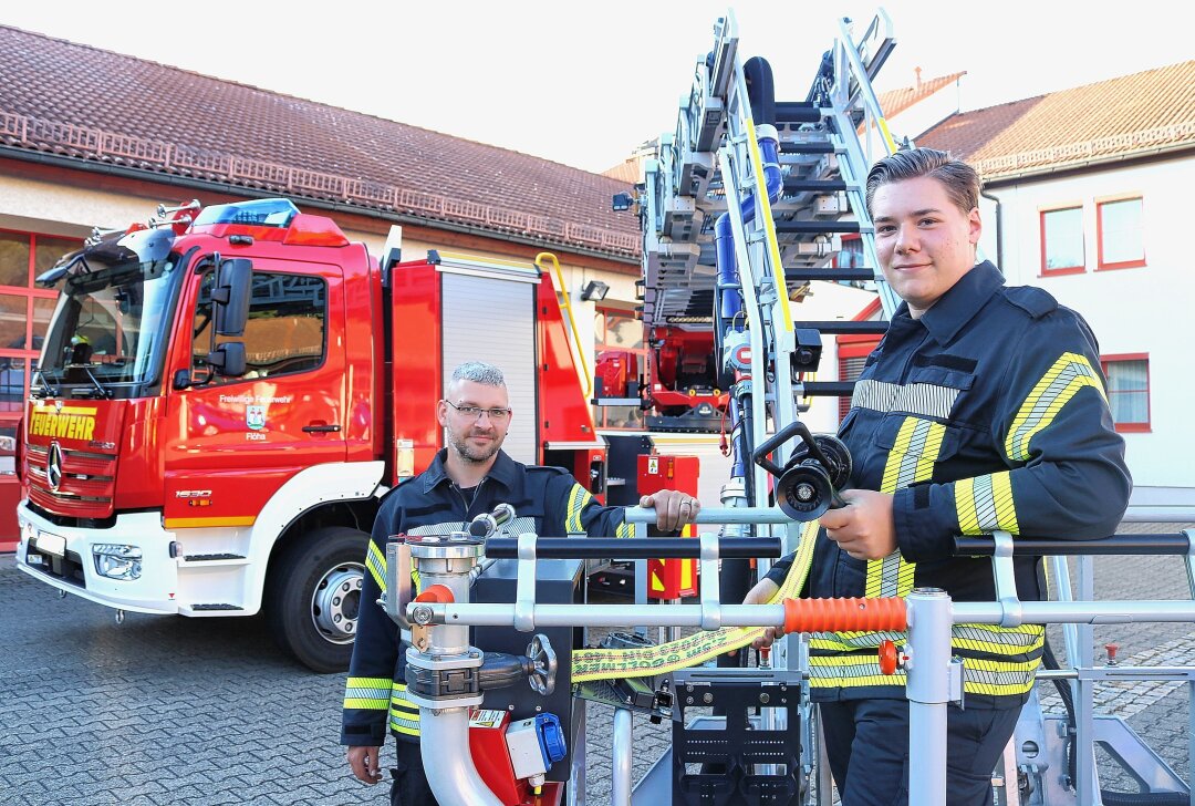 Am Sonntag wird in der Feuerwache gefeiert - Marcel Grünert (l.) und Colin Auerbach gehören zum Team der Freiwilligen Feuerwehr Flöha Foto: Knut Berger