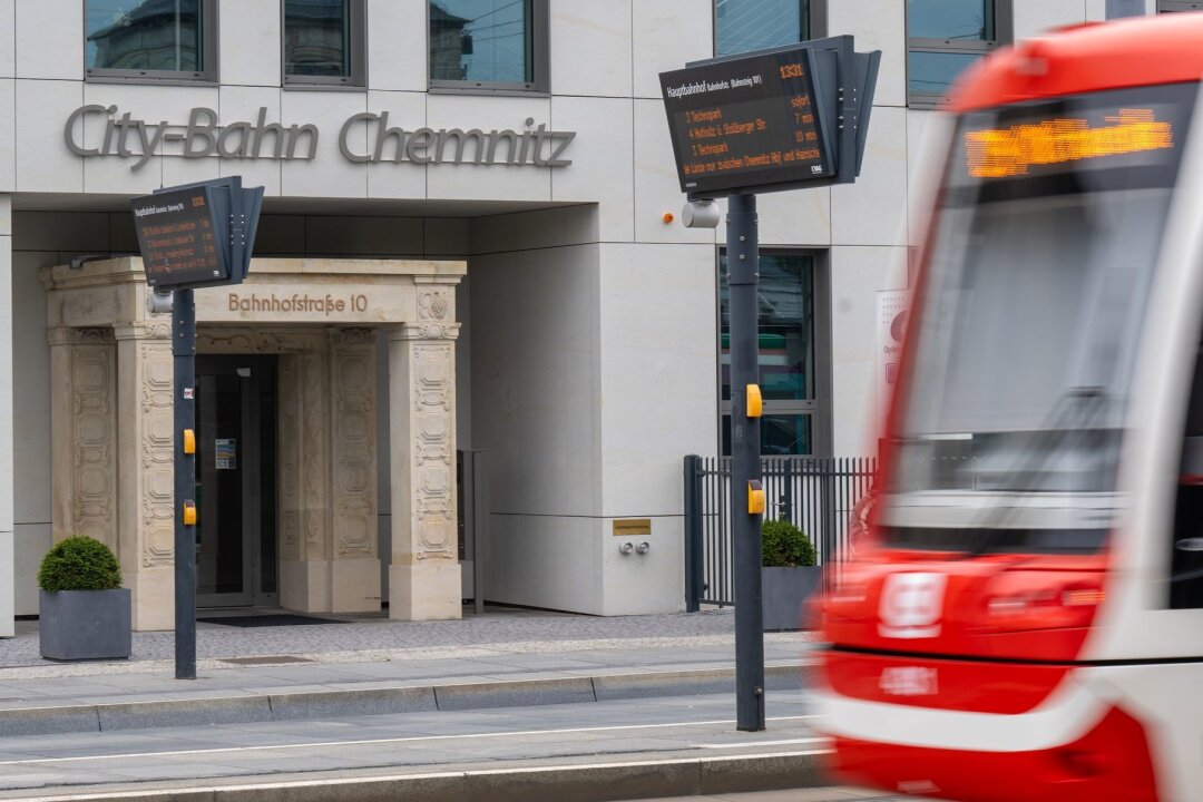 Am Wochenende lahmgelegt: Erneuter Streik der City Bahnen in Chemnitz - Ein Triebwagen der City-Bahn Chemnitz GmbH fährt vor der Firmenzentrale in Chemnitz vorüber.
