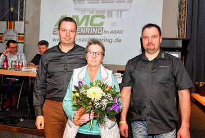 AMC Sachsenring bleibt in ruhigem Fahrwasser - Martin Planert (li.) und das scheidende Vorstandsmitglied Thomas Werner (re.) würdigten Ingrid Heinrich und ihre Verdienste. Foto: Thorsten Horn