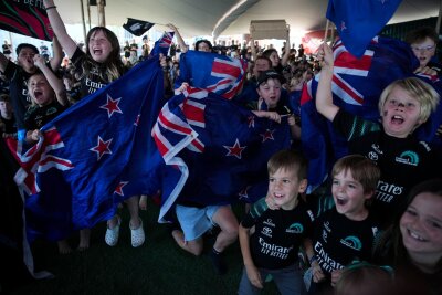 America's Cup: Neuseeland siegt zum fünften Mal - Jubel für Neuseeland: Erstmals gewann ein Team dreimal den America's Cup in Folge.