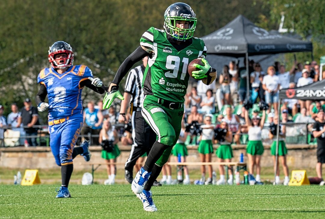 American Football: Erzgebirge Miners kurz vor dem Aufstieg - Dies war nur einer von insgesamt acht Touchdowns der Miners beim klaren Heimsieg gegen die Husaren Großenhain. Foto: Carmatics