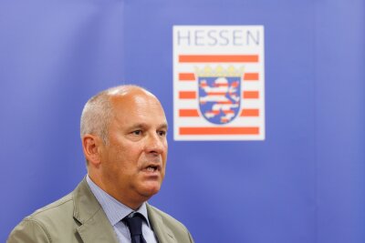 Ampel schließt Vermittlung zum "Sicherheitspaket" nicht aus - Hessens Innenminister Roman Poseck (CDU) plädiert für eine neue Pflicht zur Vorratsdatenspeicherung. Bundesinnenministerin Faeser ist nicht gegen eine neue Form der Speicherpflicht für IP-Adressen. Ihr Kabinettskollege, Bundesjustizminister Marco Buschmann von der FDP, sieht das aber anders. (Archivbild)