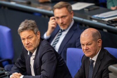 Ampel streitet über richtige Wirtschaftspolitik - In der Ampel hakt es immer wieder. Finanzminister Lindner kritisiert nun das Auftreten der Koalition in der Wirtschaftspolitik - und geht Kanzler Olaf Scholz und Vizekanzler Robert Habeck direkt an. (Archivbild)