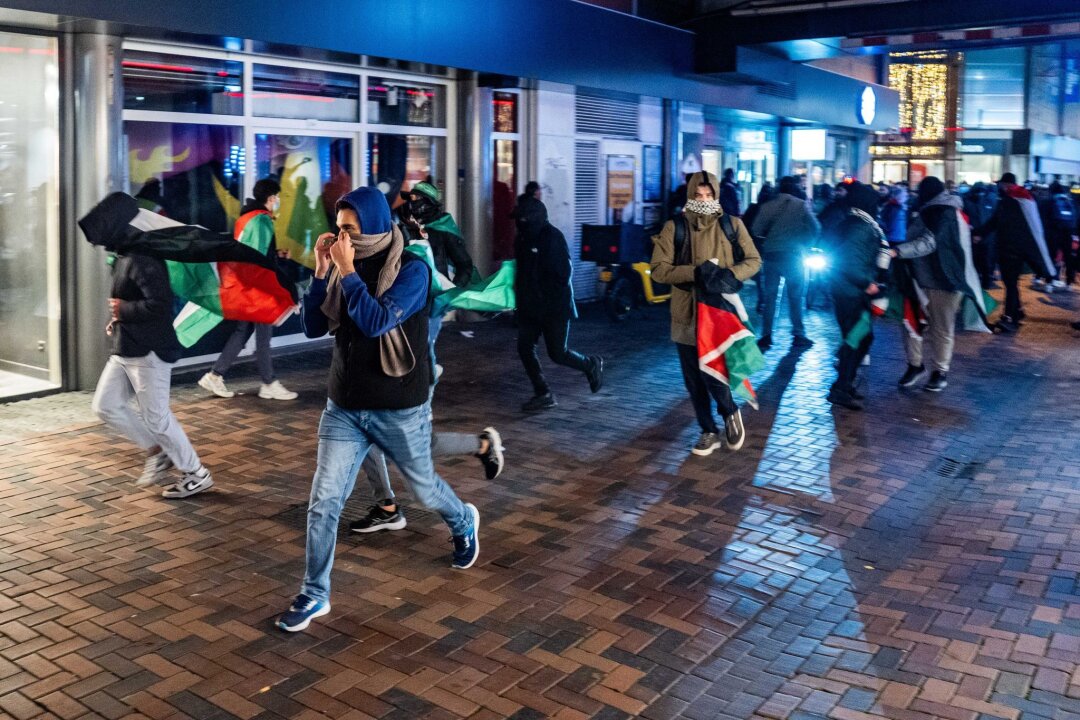 Amsterdam: Unruhen rund um Fußballspiel Tel Aviv gegen Ajax - Rund um das Fußballspiel in Amsterdam kam es zu gewaltsamen Ausschreitungen. 