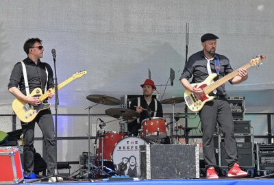 Anbaden bei kühlen 15 Grad: Event- und Badesaison am Filzteich eingeläutet - Beim Anbaden hat die Band "The Beefees" für musikalische Unterhaltung gesorgt. Foto: Ramona Schwabe