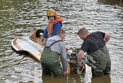 Anbaden bei kühlen 15 Grad: Event- und Badesaison am Filzteich eingeläutet - Auf dem Filzteich hat wieder den Dietmar-Zimpel-Gedächtnislauf gegeben - eine Präsentation historischer Motorboote - vorn im Bild Olaf Koenig. Foto: Ramona Schwabe